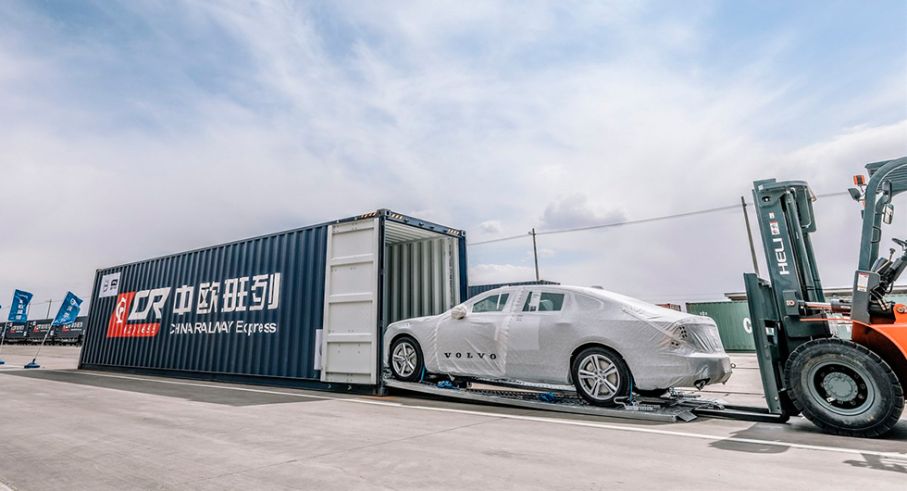 Alla ombord! Volvo S90 rullar inte själv från Kina till Europa. Istället får den skjuts av tåget.