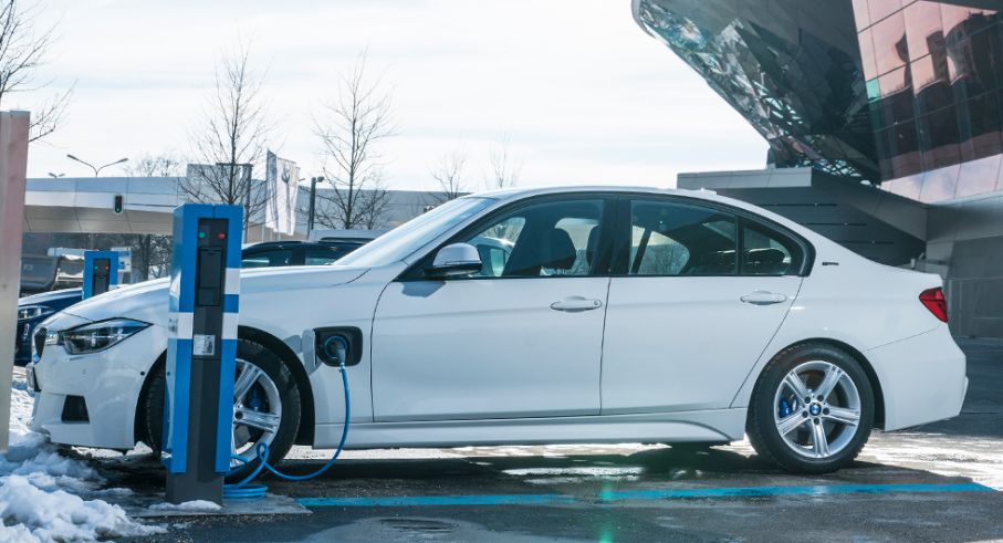 En BMW 3-serie som elbil ryktas vara på gång. I höst får vi svaret om det stämmer.