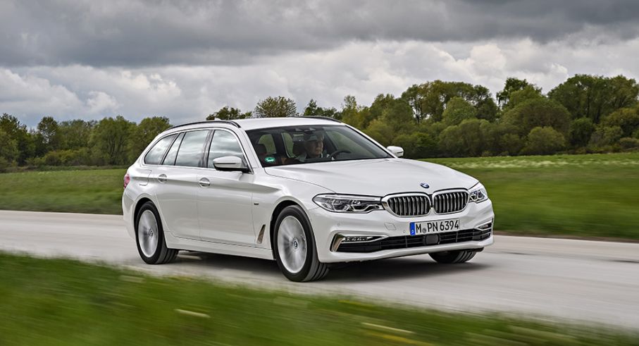 Att det är en helt ny BMW 5-serie Touring som svischar förbi är svårt att se vid en snabb anblick. Karosslinjerna är, milt uttryckt, försiktigt förändrade.