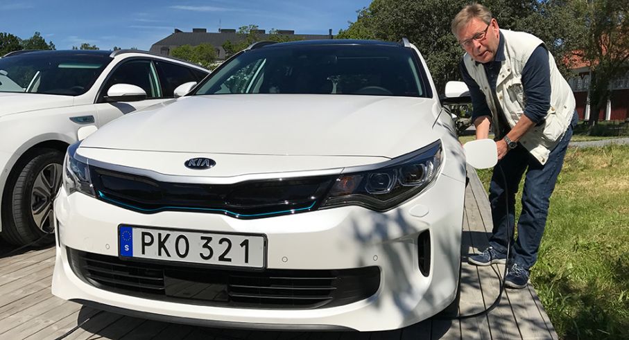 Laddkontakten sitter på vänster framskärm och det tar fem timmar att fylla batteriet via en vanlig elkontakt. Med laddbox sjunker den tiden till tre timmar och tio minuter.