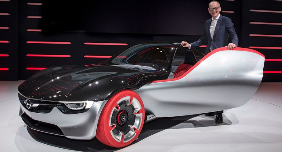 Så här glad var vd Karl-Thomas Neumann förra året när han presenterade Opels GT-koncept. Nu slutar han chefstjänsten på Opel.