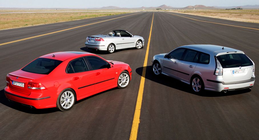 Frågeställaren funderar på att köpa en Saab som sin första bil och undrar hur de är i kvalitet. På bilden syns olika former av Saab 9-3.