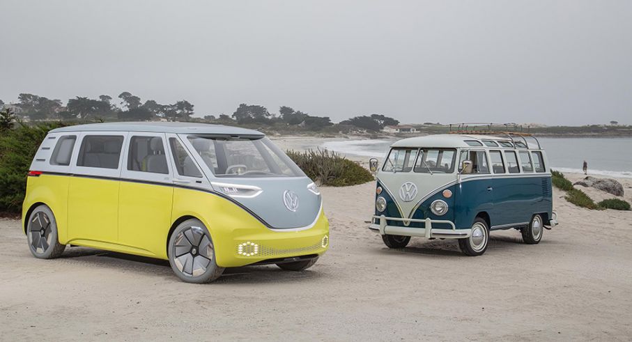 Gammal och ny. Volkswagens T1 tillsammans med konceptet I.D Buzz som ska massproduceras.