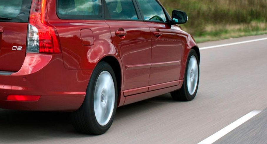 Frågeställaren ärger en Volvo V50 D2 från 2011 och undrar om motorbromsning kan vara skadligt vid höga varvtal.