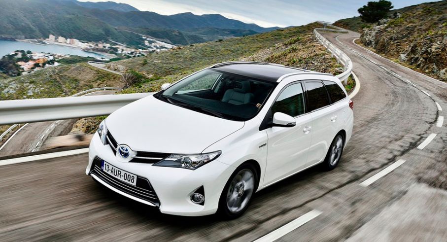 Frågeställaren undrar om det verkligen kan stämma att Toyota Auris Hybrid från 2013 bara får dra strax under 400 kilo.