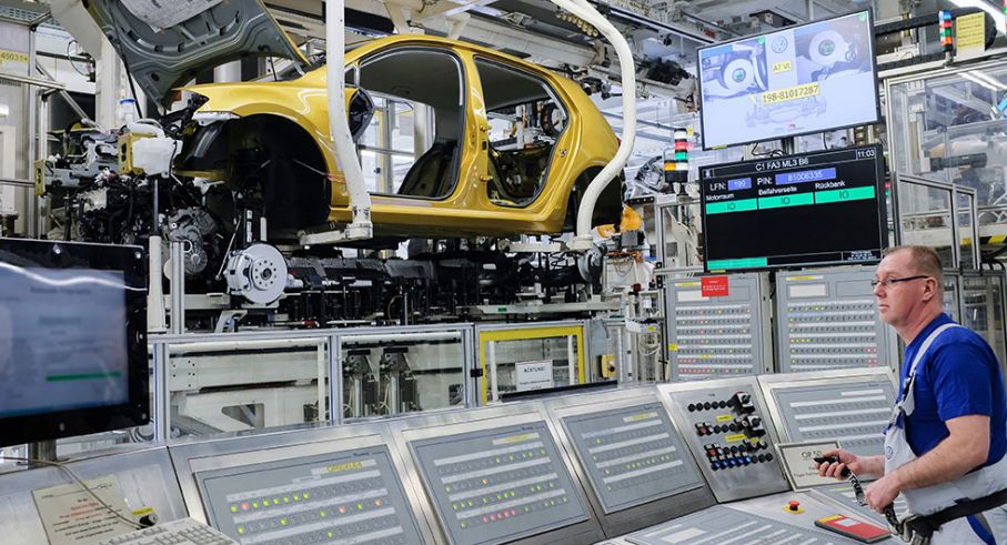Volkswagen ställer om mot eldrivna bilar i sin tillverkning. På bilden syns en Golf med konventionell förbränningsmotor byggas ihop i fabriken i Wolfsburg.