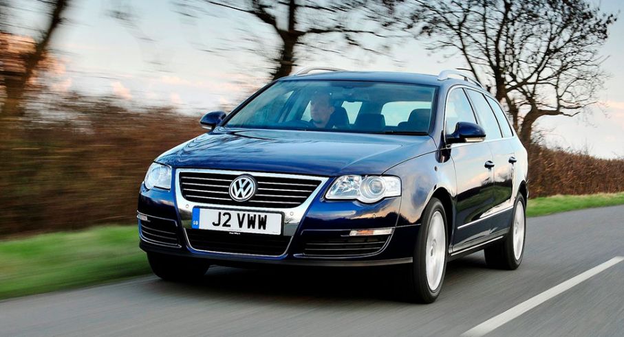 När frågeställaren kopplar in farthållaren växlar Volkswagen Passat från 2010 ner till fyran.