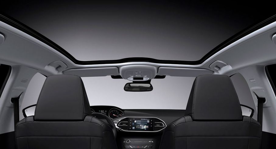 Frågeställaren har en Peugeot 308 SW med glastak och undrar varför det inte görs krocktester med bilar som är utrustade med tak i glas.