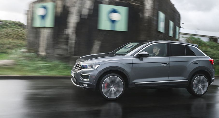 För första gången kan taket på en Volkswagen lackas i avvikande färg (8 600 kr). De runda varselljusen fungerar också som blinkers.