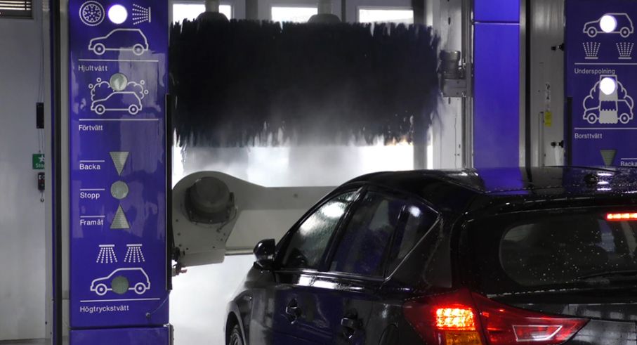 Frågeställaren undrar om det är bra för bilen att tvätta den i en automattvätt.