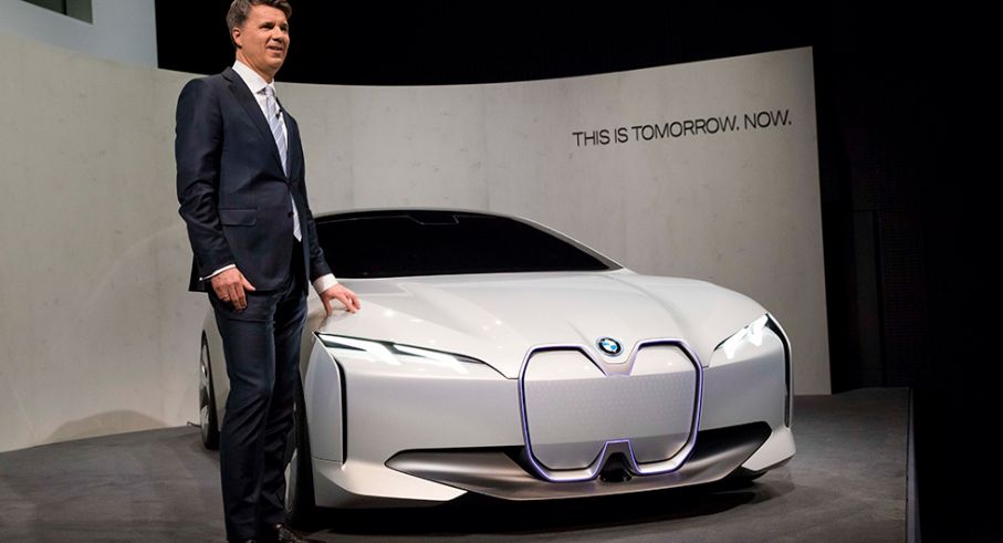 BMW:s chef Harald Krüger poserar tillsammans med ett koncept på kommande elbilen i4 i samband med biltillverkarens årliga presskonferens.