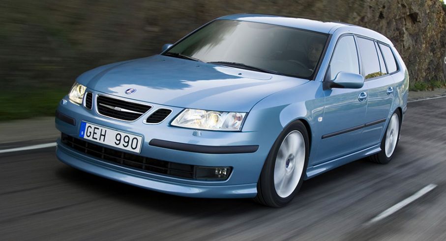 Frågeställaren äger en Saab 9-3 från 2006 och har märkt att ena framlyktan lyser svagare än den andra, trots glödlampsbyte.