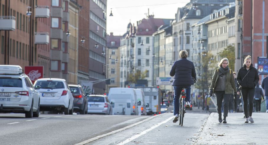 Från och med den 1 augusti blir det tillåtet att cykla ute bland bilarna – trots att det finns cykelbana.