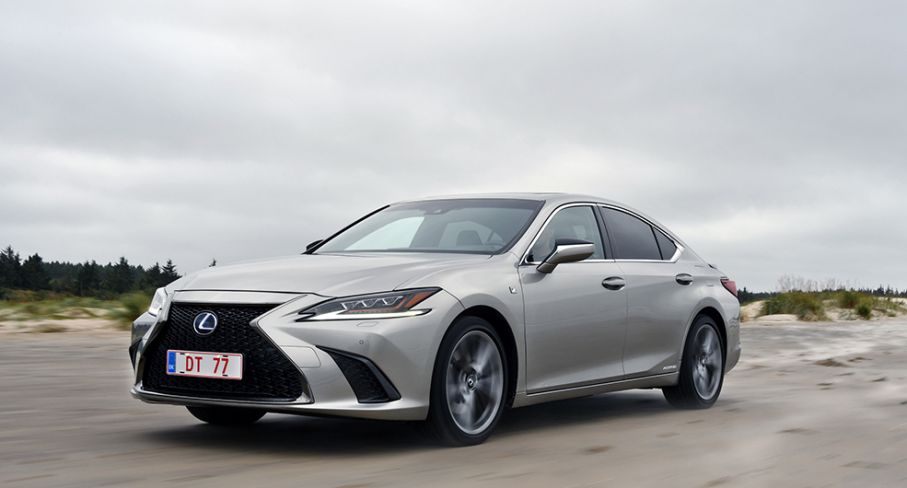 Spindelgrill kallar Lexus den karaktärsstarka grillen på ES, här i F-Sportutförande. Färgen kallas ”Sonic Titanium”. 19-tumshjul är standard.