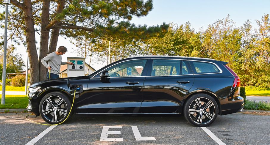 El och bensin är bränslena som gäller, inte diesel som i förra V60 laddhybrid. Kabel för vanliga vägguttag ingår men sladden med elbilskontakt (typ 2) i båda ändar kostar 2 020 kr extra – snålt!