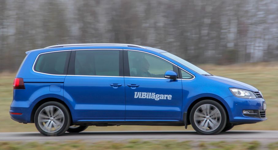 Volkswagen Sharan är en bil som passar familjer – utrymme, komfort och säkerhet håller hög nivå.