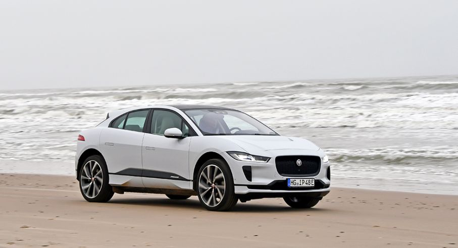 Jaguar I-Pace är något så ovanligt som en eldriven, rymlig, femsitsig sportig suv med fyrhjulsdrift och terrängambitioner.