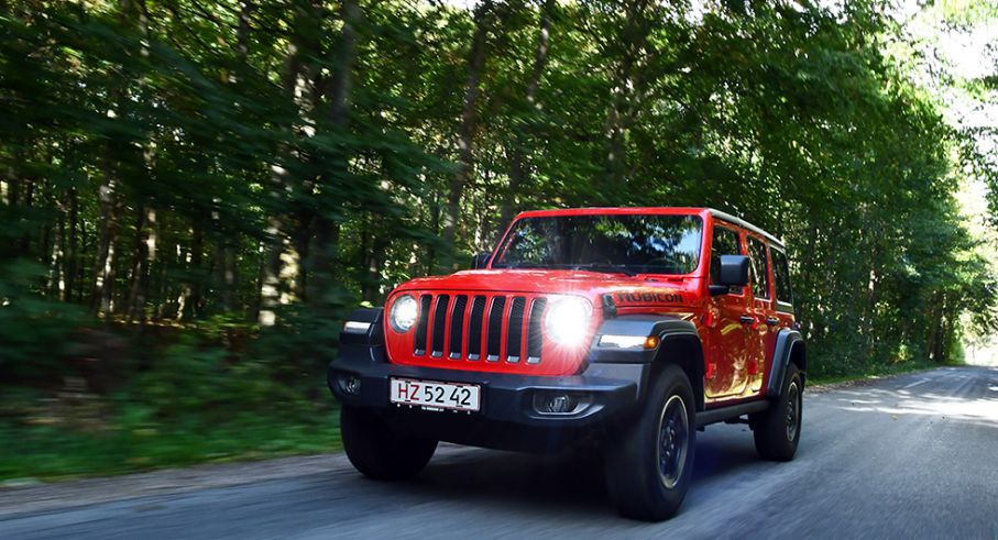Ättlingen till 1941 års krigsjeep. Varselljusen ute på framskärmarna avslöjar den nya modellen, här i färgen Firecracker Red.