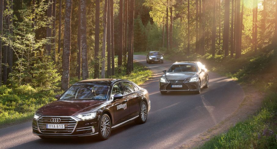 ”...kromen blixtrade i dess nos.” Designteamen hos Audi och Lexus har satsat på stora och glänsande frontpartier, nästan som på dollargrinens tid. Mercedes har valt en något mer återhållsam layout.