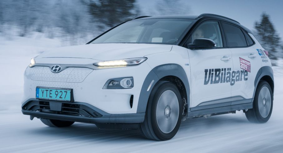 Så här skulle en annan färg på registreringsskylten kunna se ut. På bilden syns långteststallets elbil Hyundai Kona Electric.