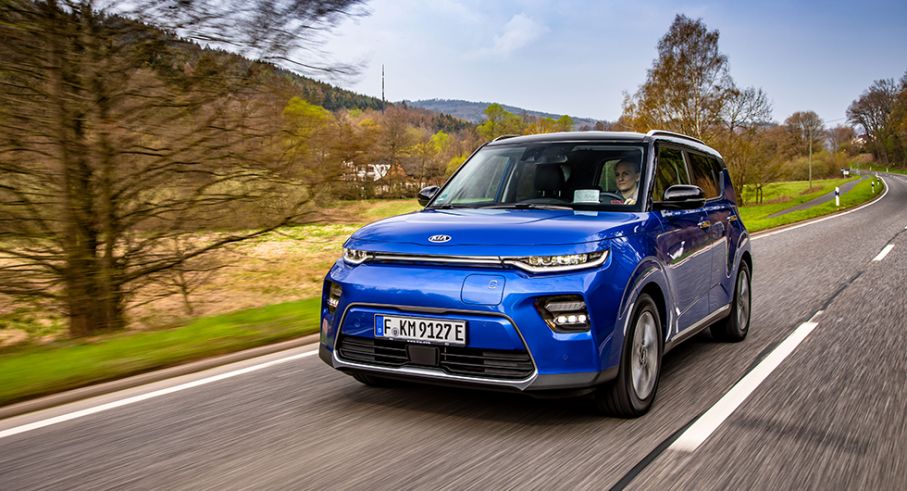 Kia har valt att placera laddluckan i fronten på e-Soul. I vårväder fungerar det bra, men vad händer till vintern?