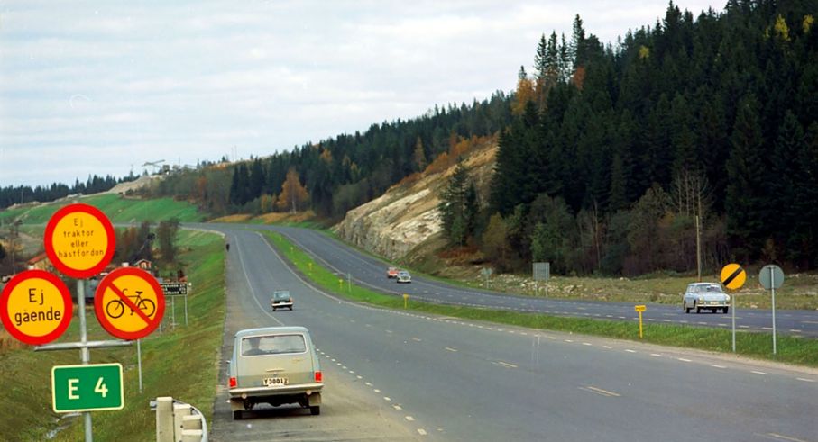Det är 1965 och ännu råder fri fart på nybyggda E4 norr om Sundsvall. Om två år ska skylten ”Hastighetsbegränsning upphör”, den gula med svart snedstreck, skrotas och trafiken byta sida.