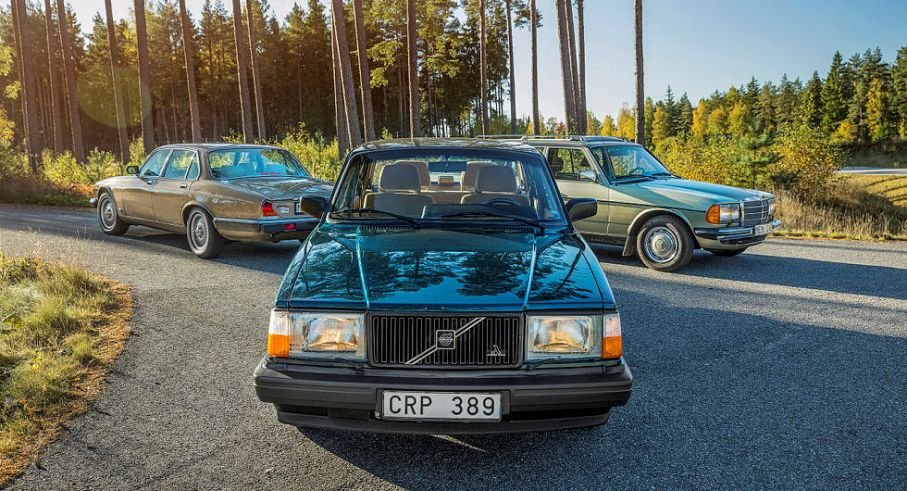 Tre veteraner samlade till bullertest: Volvo 240 -91, Jaguar XJ6 -85 och Mercedes-Benz 200T -86. Samtliga inlånade från Vi Bilägares systertidning Klassiker.