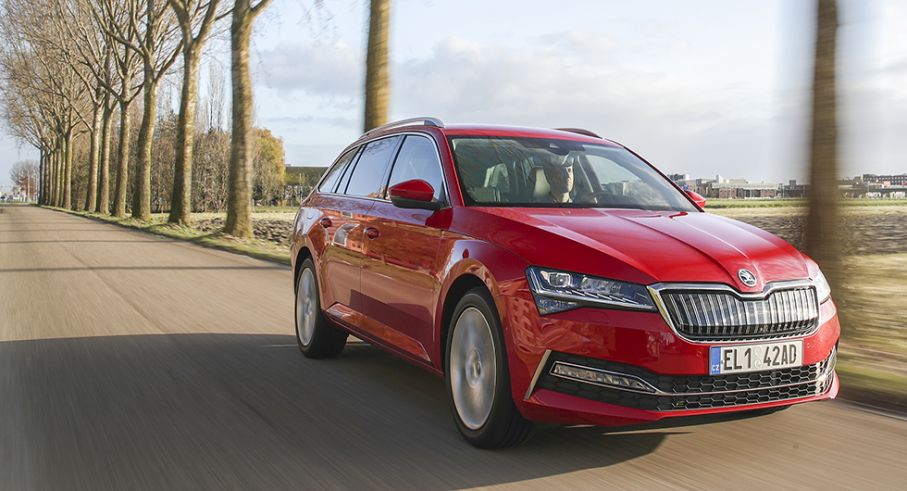 Skoda Superb får äntligen ta del av VW-koncernens hybridteknik. Drivlinan i nya Suberb iV är identisk med uppdaterade Passat GTE.