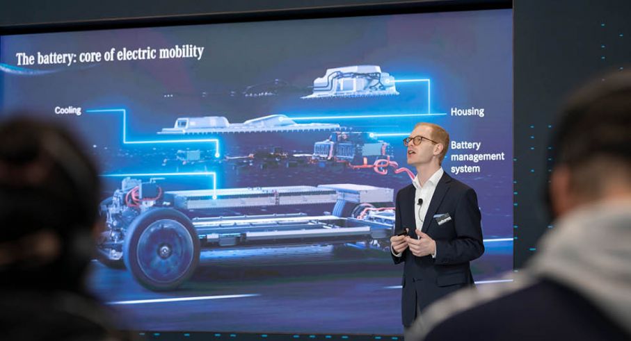 Andreas Hintennach är chef för batteriforskning på Mercedes.