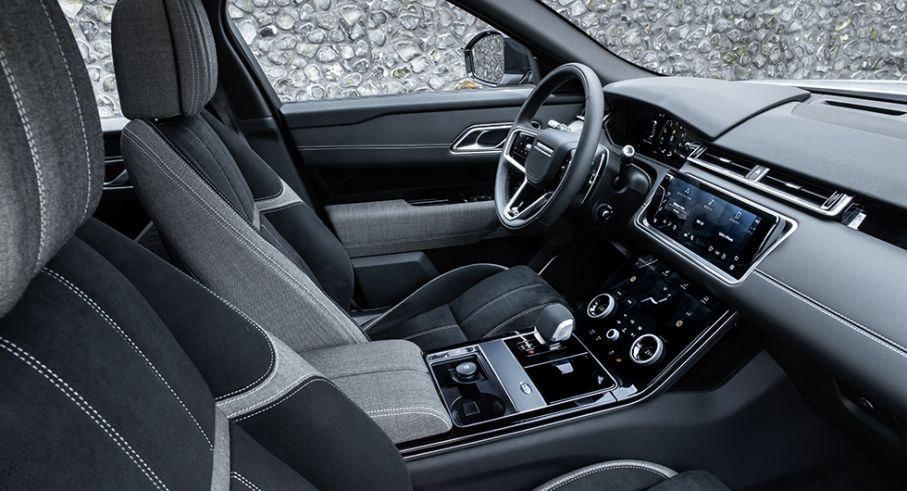 Tyget i sätena på Range Rover Velar består av "Kvadrat"; en textil gjord av återvunna PET-flaskor. Nu ska biltillverkaren även använda sig av gamla fisknät för att klä sina bilinteriörer.