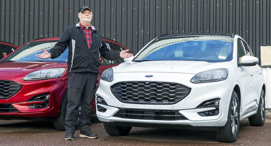 Sven Erik Aspfors vet inte när han får hämta sin beställda Ford Kuga PHEV. Bilen står hos återförsäljaren i Falun och väntar på nytt batteri. Senaste prognosen är att bytet ska ske i januari.