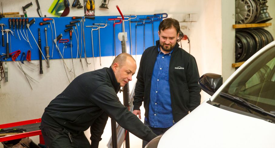Alexander Zhmylev och Alexis Coutant går igenom arbetet på långteststallets Toyota Yaris Hybrid.