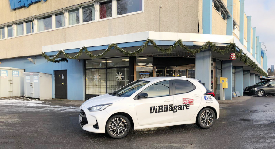 Trots kraftiga veck i karossen bjuder Yaris på bra bakåtsikt.