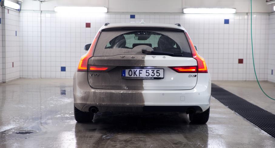 Höger sida har fått en dusch av kallavfettning och spolats av. Skillnaden är... tydlig?