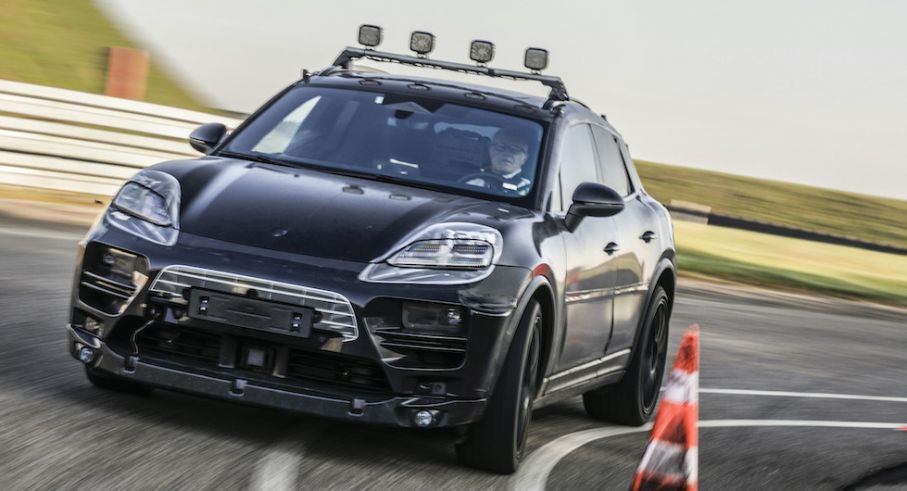 Porsches prototyp av Macan med eldrift provkörs på märkets utvecklingscenter. Bilen är fortfarande maskerad.