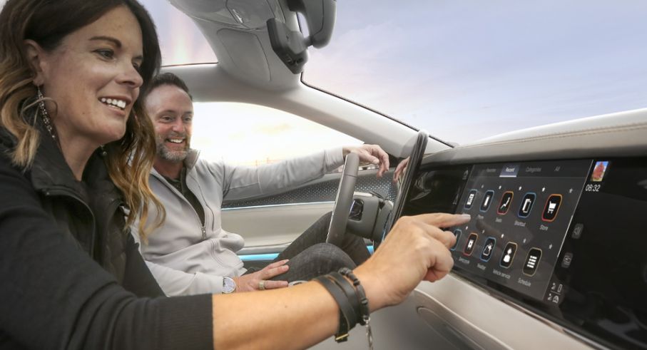 Pekskärmar och artificiell intelligens är framtiden, menar Stellantis.
