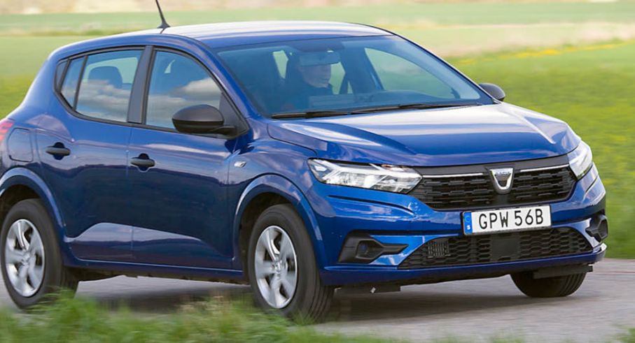 En nypa Renault i nya formerna men Sanderos profil känns också igen från förra generationen. Blåmetallic karosskulör kostar 5 700 kronor extra.