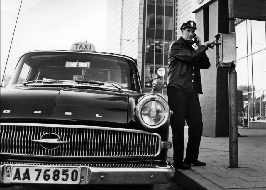 Radioutrustning kom på 50-talet men länge användes taxistolpar för kommunikation med beställningscentralen. Vanligaste Stockholmstaxin i början av 60-talet var Opel Kapitän.
