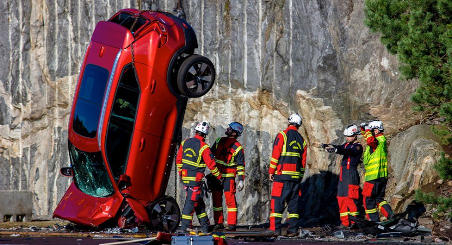 Trots sitt säkerhetsfokus nådde Volvo inte sin nollvision år 2020. De lyckades däremot med att förstöra flera nya bilar genom att släppa dem från en kran. Foto: Volvo Cars