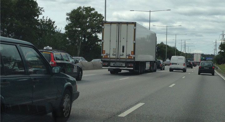 Den här tradaren, utlandsregistrerad, råkade vi få syn på söder om Stockholm, på E4an när han mer eller skrämde undan andra bilar genom att köra mycket nära. Och denna chaufför körde inte i lagstadgad hastighet, utan gissningsvis 20-30 km/tim fortare.
