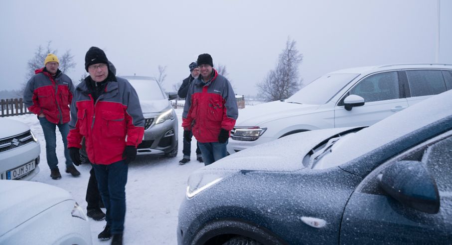 Vi har just lovat varandra att detta blir sista året vi använder de gamla röda testjackorna... Foto: Simon Hamelius.