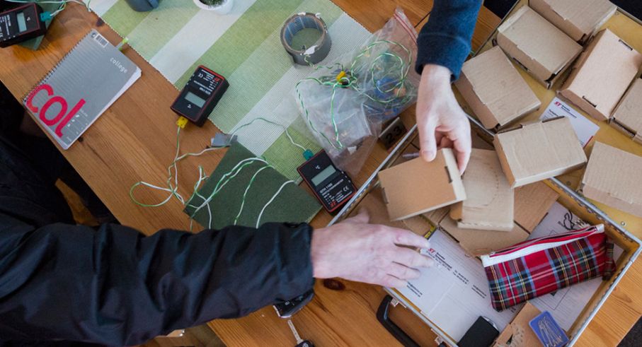 Uppackning av termometrar och sensorer. Vi har tre stycken i varje bil på kupévärmetestet, två i varje stol (sits och ryggstöd) när vi mäter stolsvärmen. Foto: Simon Hamelius.