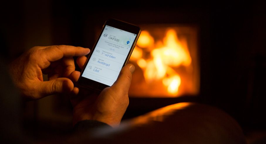 Via app i mobilen kan statusen på vår V90 övervakas framför brasan. Foto: Simon Hamelius.