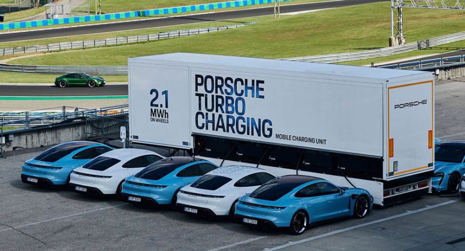 Här snabbladdas Porsches elbilar – av en långtradare